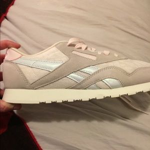Women’s 9 powder Pink Reebok Classic Sneakers